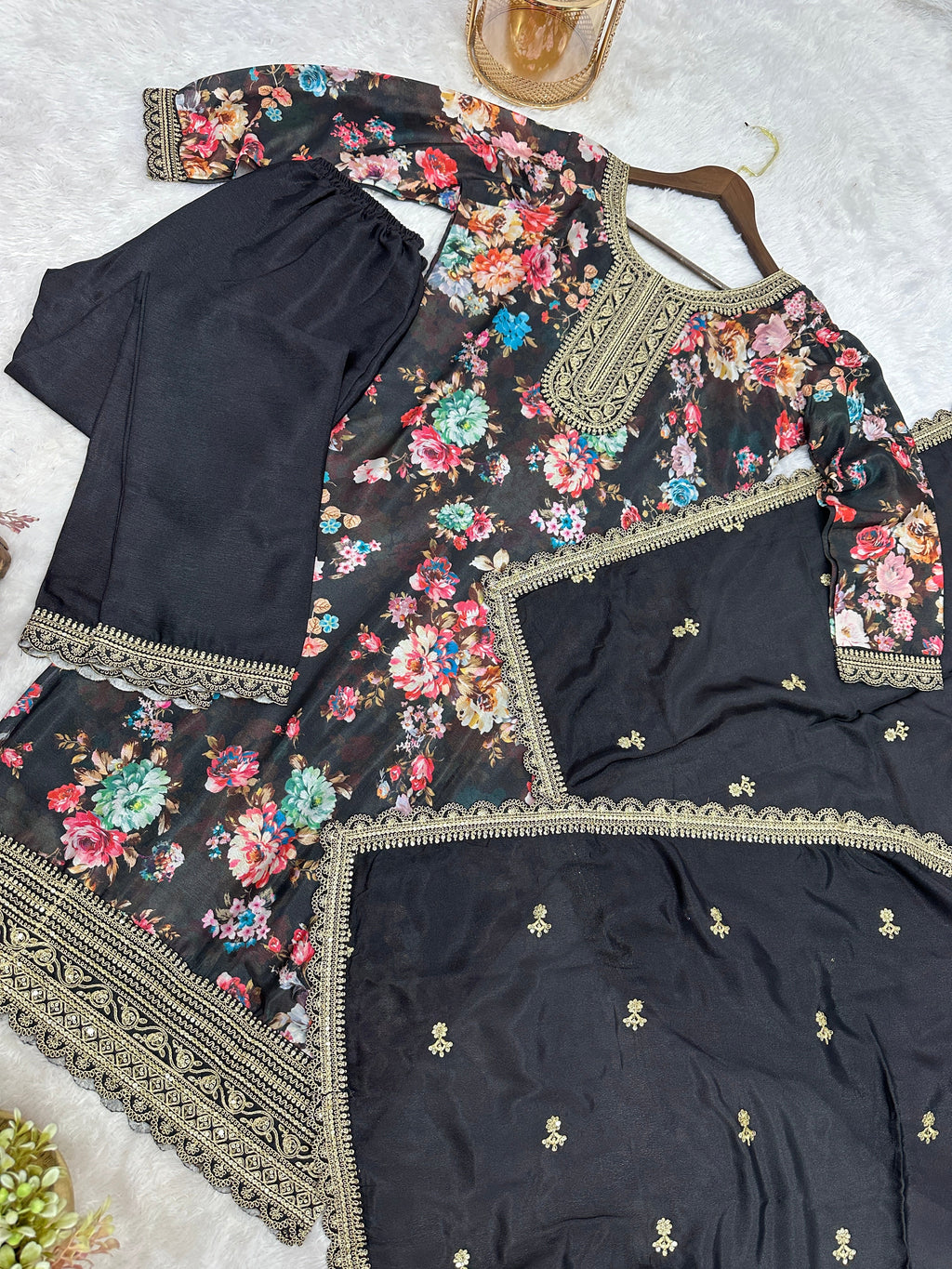 कढ़ाई अनुक्रम कोडिंग कार्य के साथ डिजाइनर सूट सेट