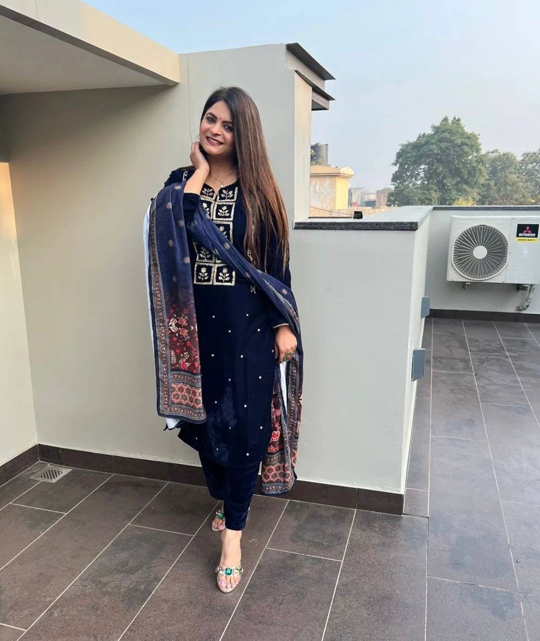 डिज़ाइनर पार्टी वियर वेलवेट सूट बॉटम और दुपट्टा