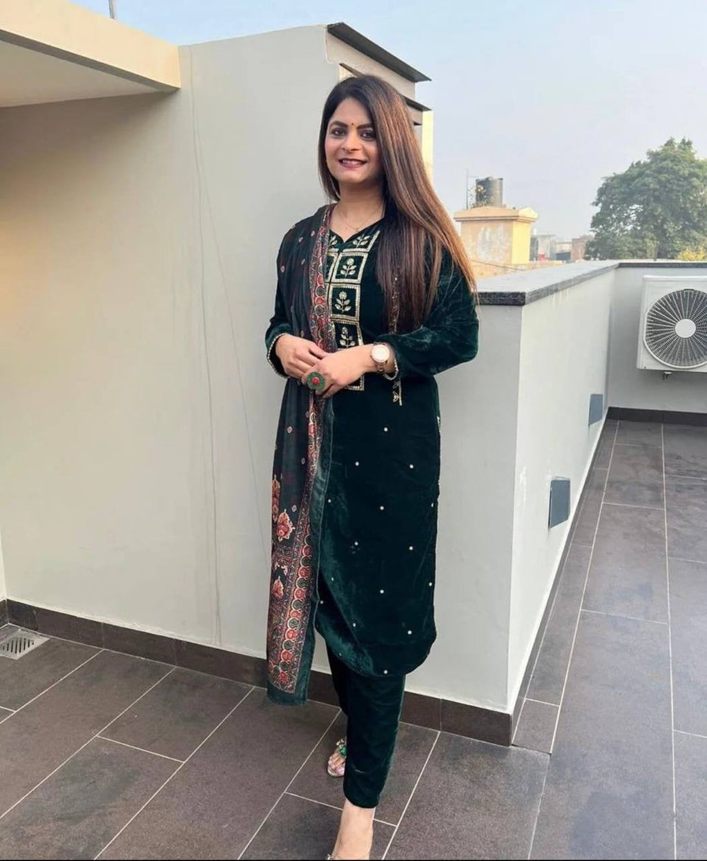 डिज़ाइनर पार्टी वियर वेलवेट सूट बॉटम और दुपट्टा