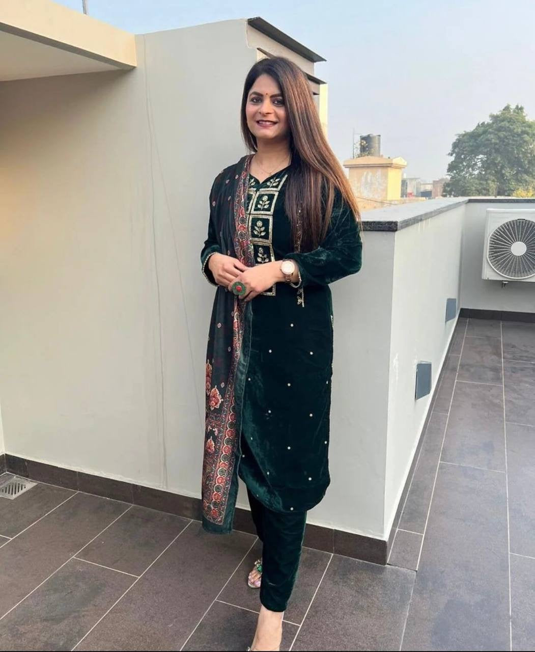 डिज़ाइनर पार्टी वियर वेलवेट सूट बॉटम और दुपट्टा