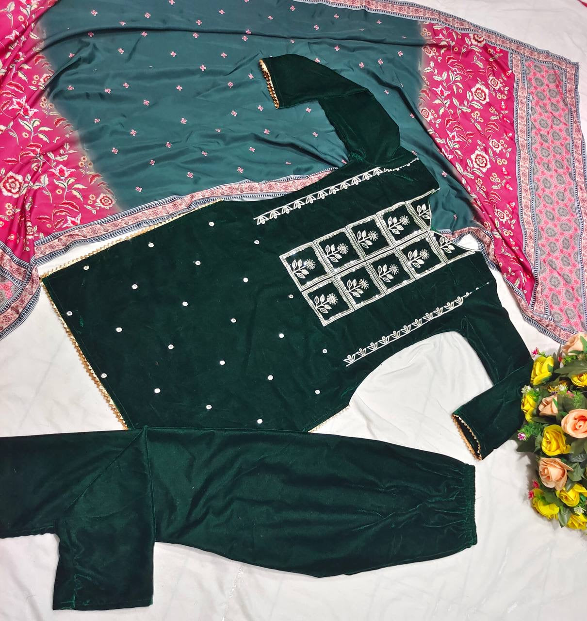 डिज़ाइनर पार्टी वियर वेलवेट सूट बॉटम और दुपट्टा