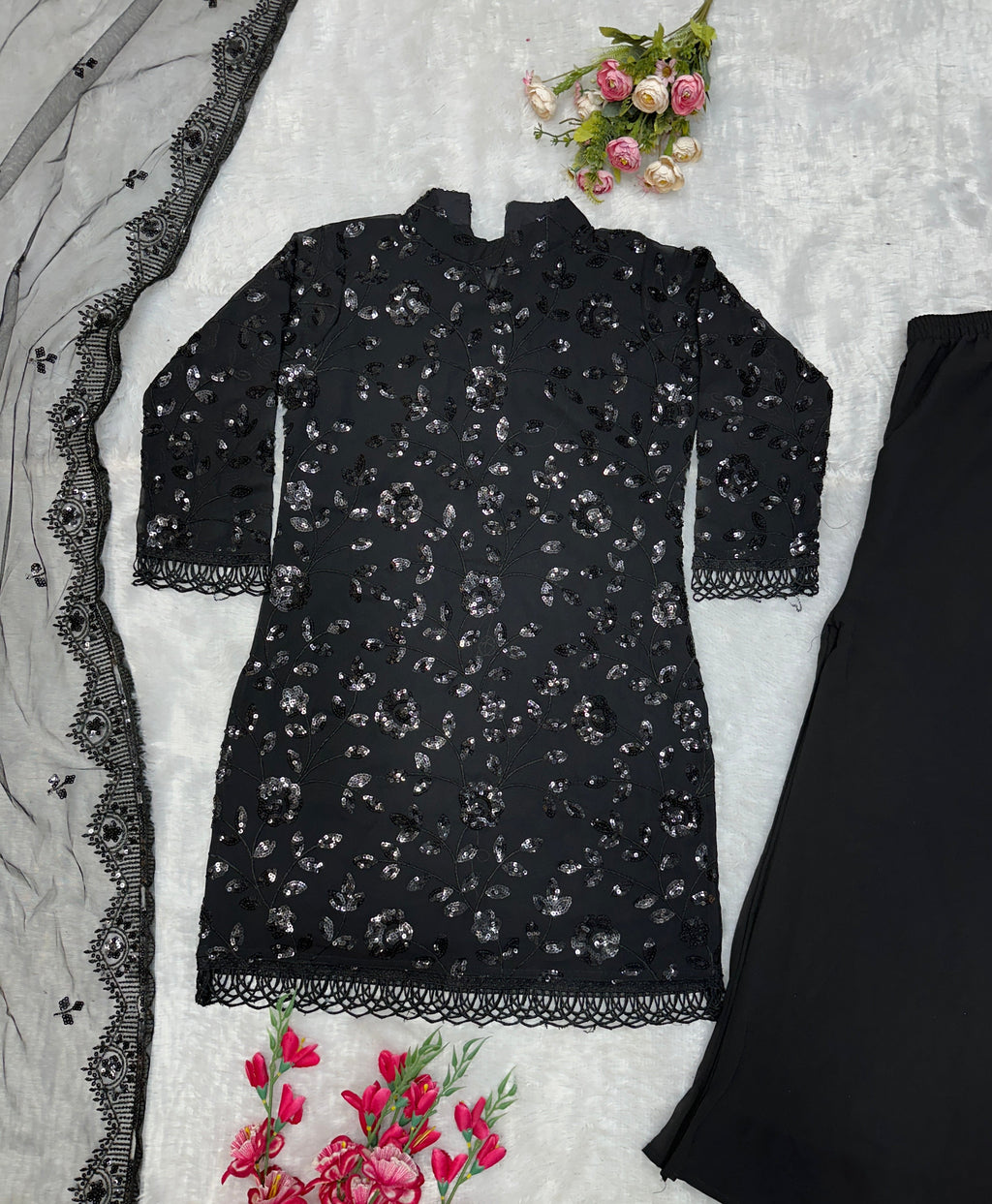 कढ़ाई के काम के साथ डिज़ाइनर वियर टॉप बॉटम और दुपट्टा