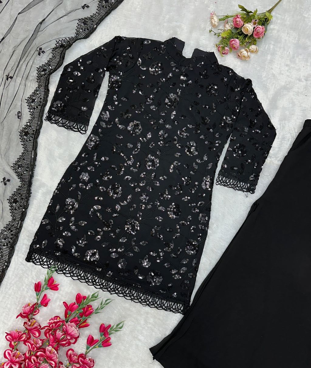 कढ़ाई के काम के साथ डिज़ाइनर वियर टॉप बॉटम और दुपट्टा