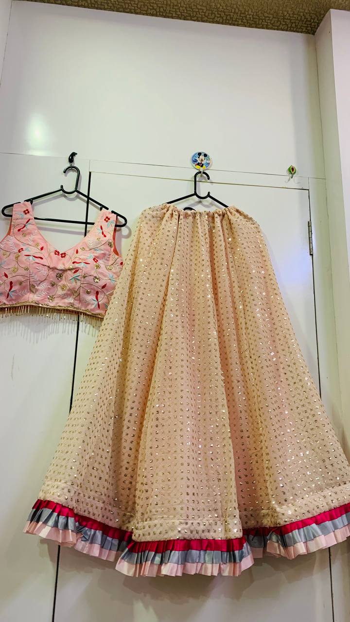 सीक्वेंस वर्क के साथ डिज़ाइनर पार्टी वियर लहंगा चोली
