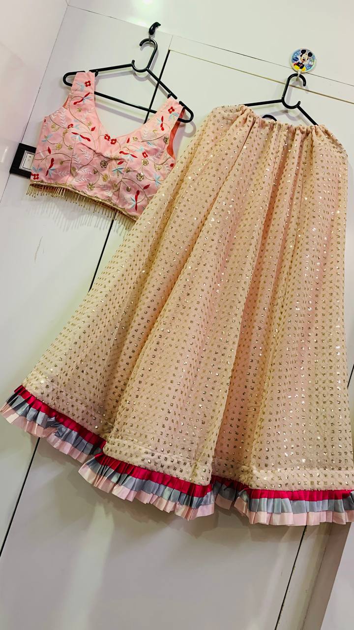 सीक्वेंस वर्क के साथ डिज़ाइनर पार्टी वियर लहंगा चोली