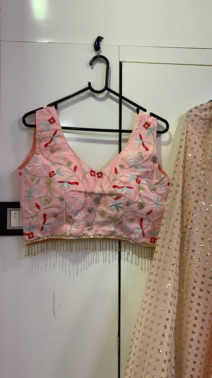 सीक्वेंस वर्क के साथ डिज़ाइनर पार्टी वियर लहंगा चोली