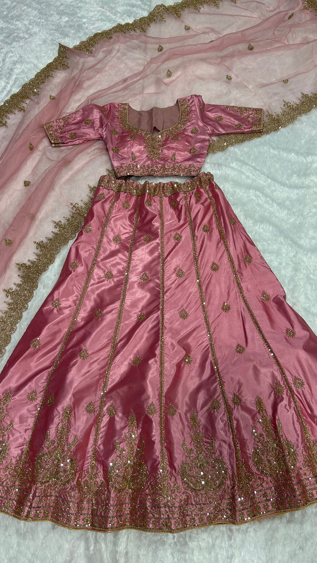 पार्टी वियर डिज़ाइनर लहंगा चोली सीक्वेंस और ज़री वर्क के साथ