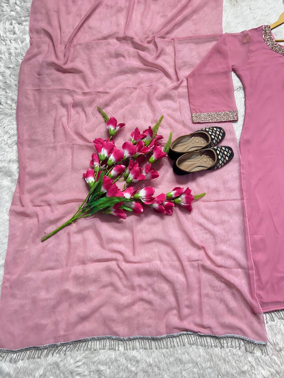 पार्टी वियर सूट पेंट और दुपट्टा असली मोती के हाथ के काम के साथ