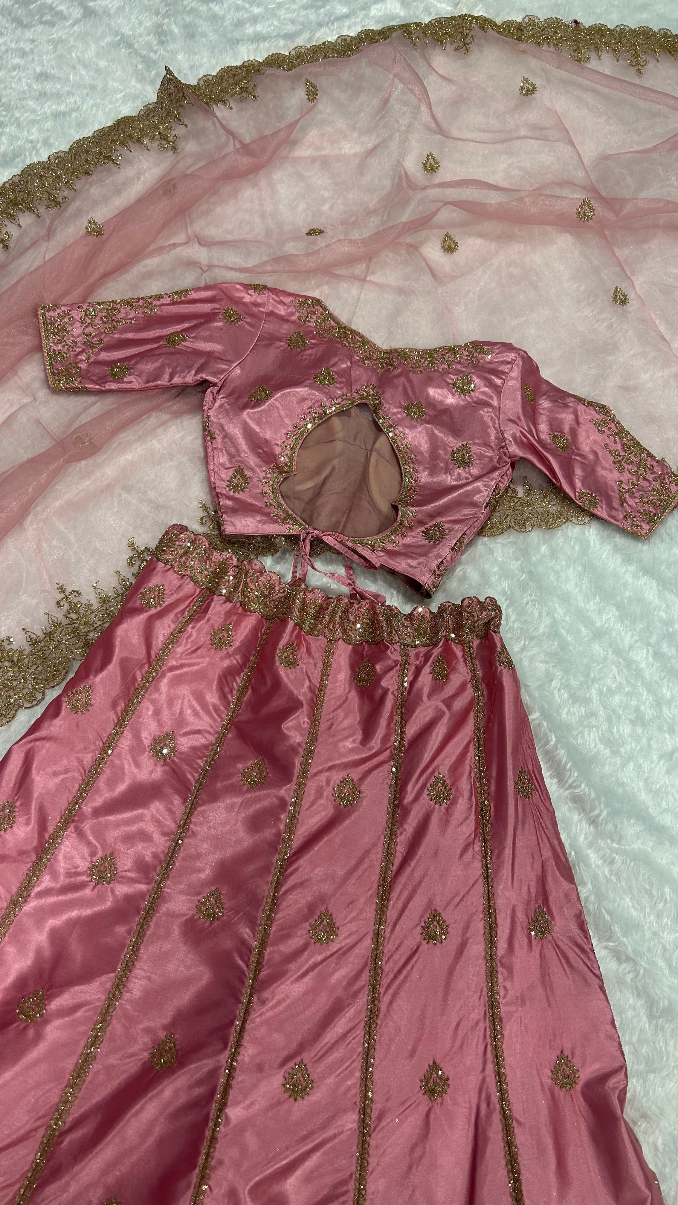 पार्टी वियर डिज़ाइनर लहंगा चोली सीक्वेंस और ज़री वर्क के साथ