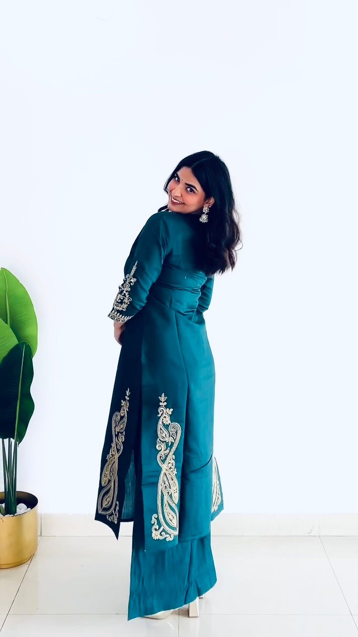 कढ़ाई के काम के साथ पार्टी वियर सुंदर टॉप-बॉटम