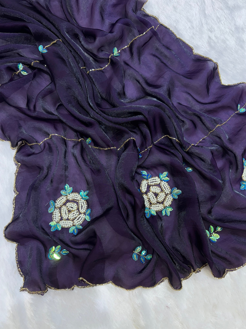 मोती और कटदाना हस्तकला वाली पार्टी वियर साड़ी