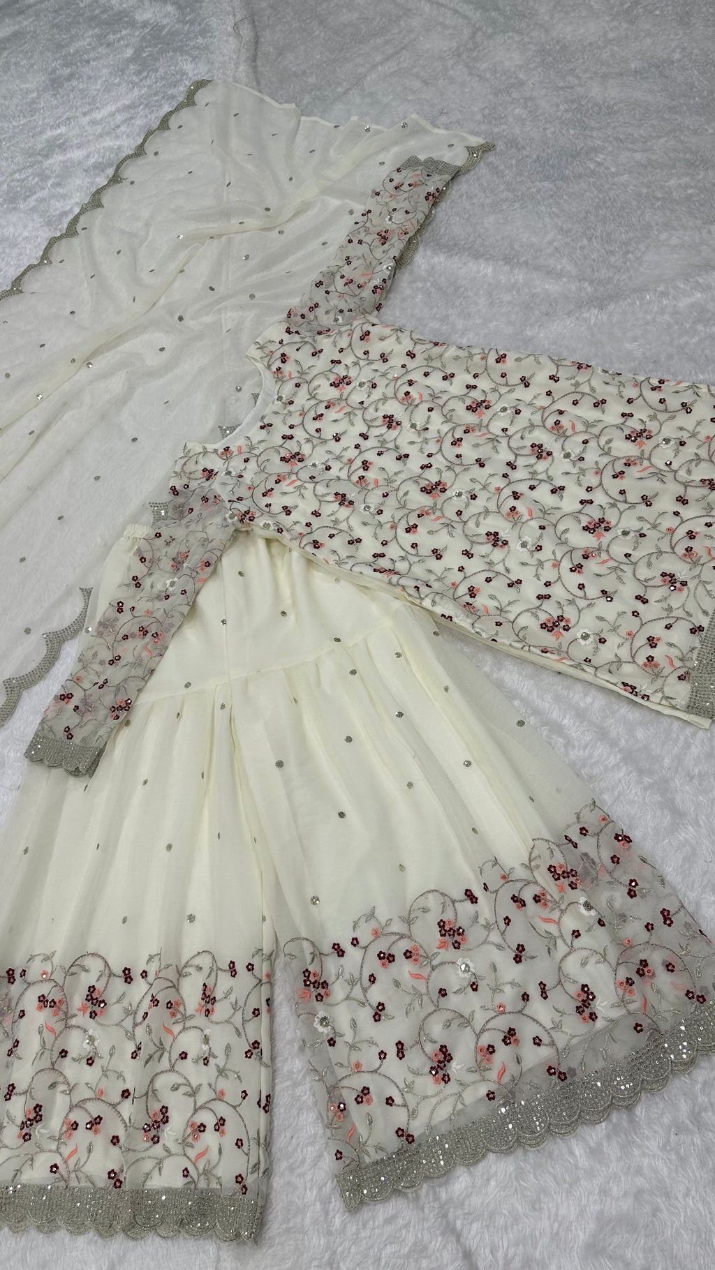 पार्टी वियर खूबसूरत टॉप शरारा और दुपट्टा