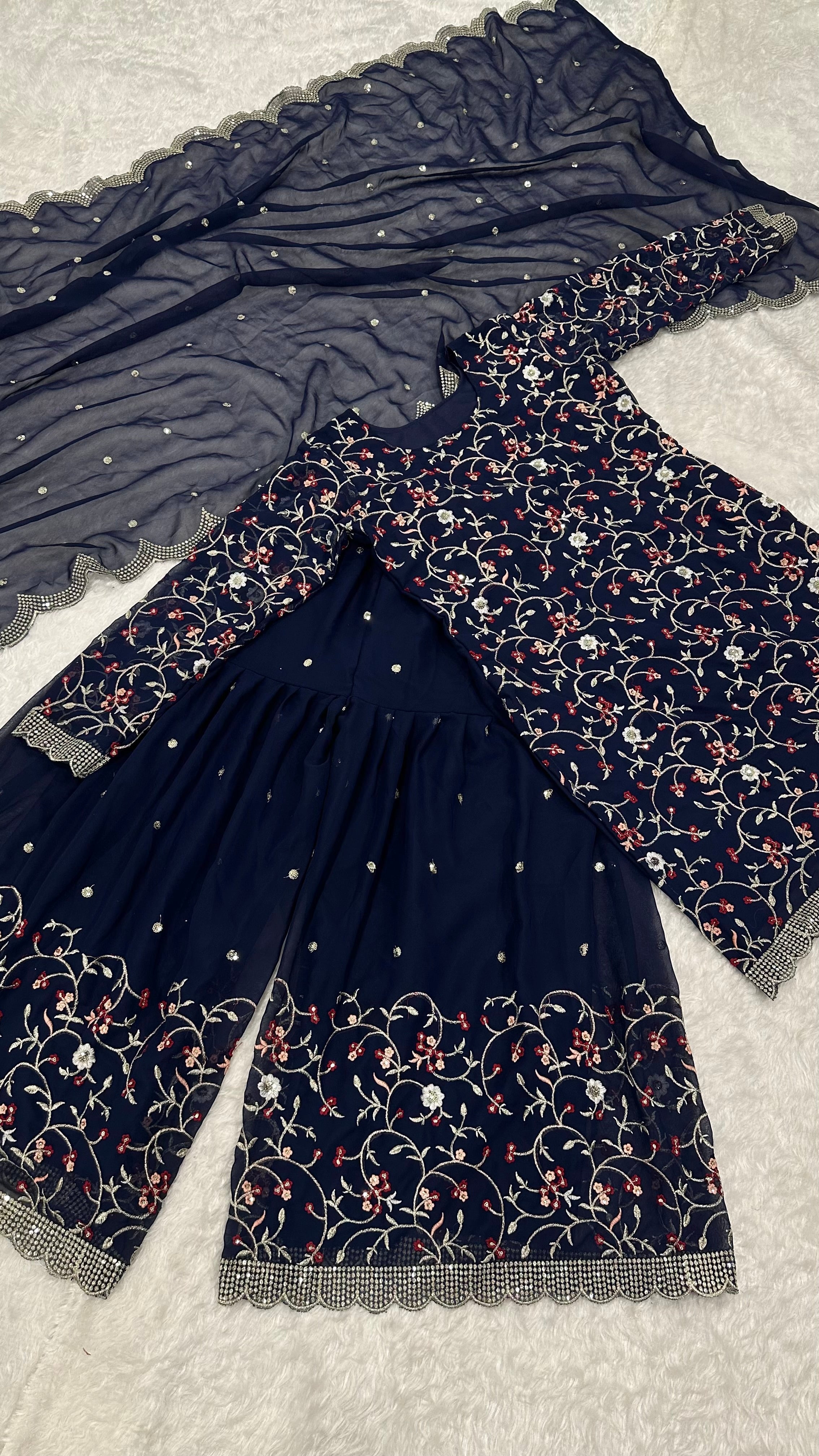 पार्टी वियर खूबसूरत टॉप शरारा और दुपट्टा