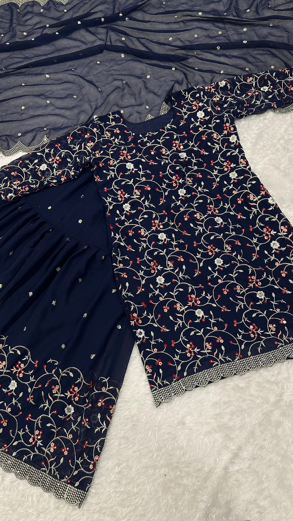 पार्टी वियर खूबसूरत टॉप शरारा और दुपट्टा