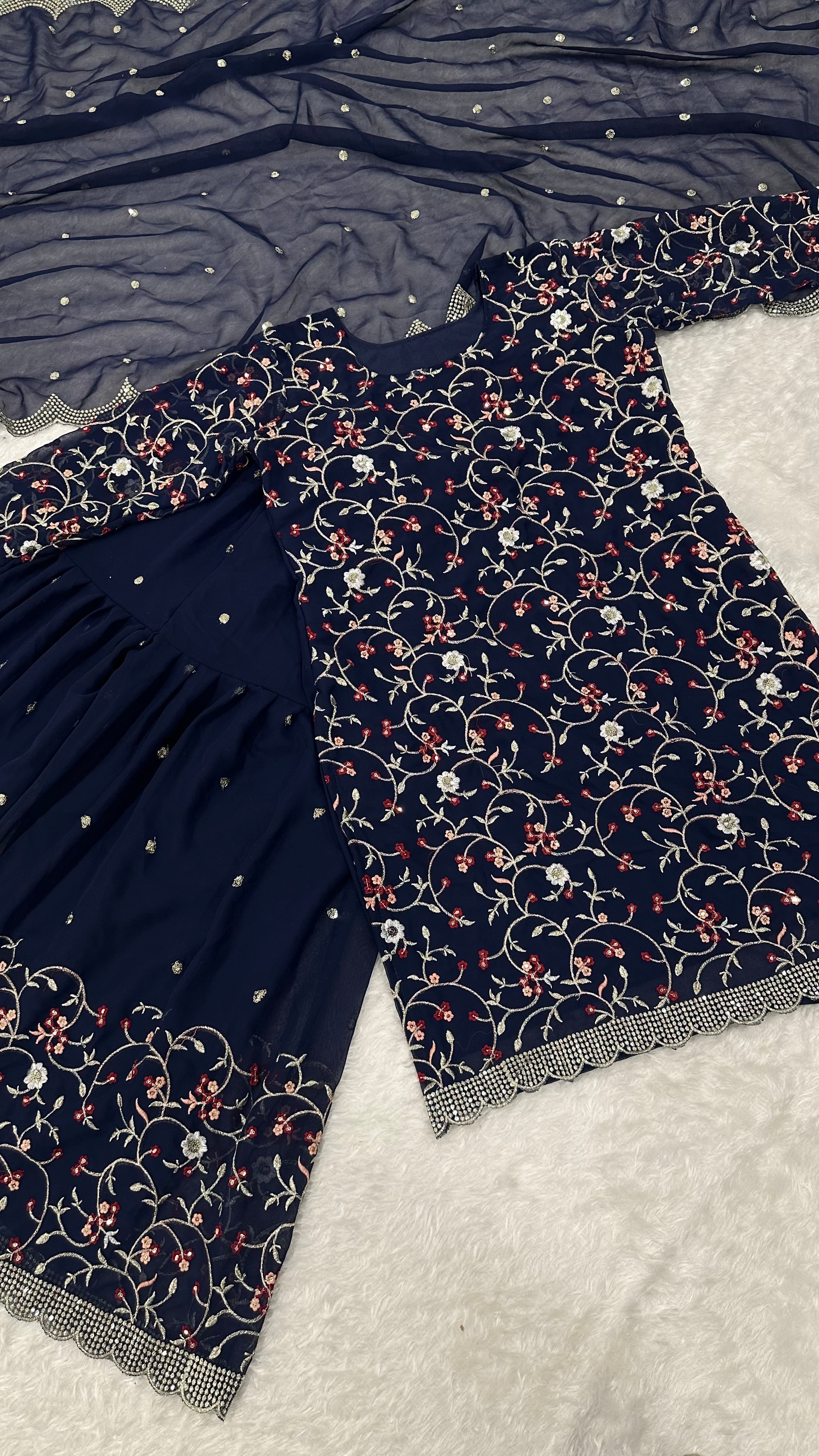 पार्टी वियर खूबसूरत टॉप शरारा और दुपट्टा