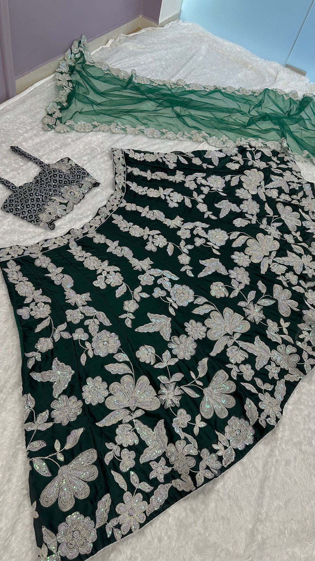 पार्टी वियर डिज़ाइनर लहंगा चोली सीक्वेंस और डोरी वर्क के साथ