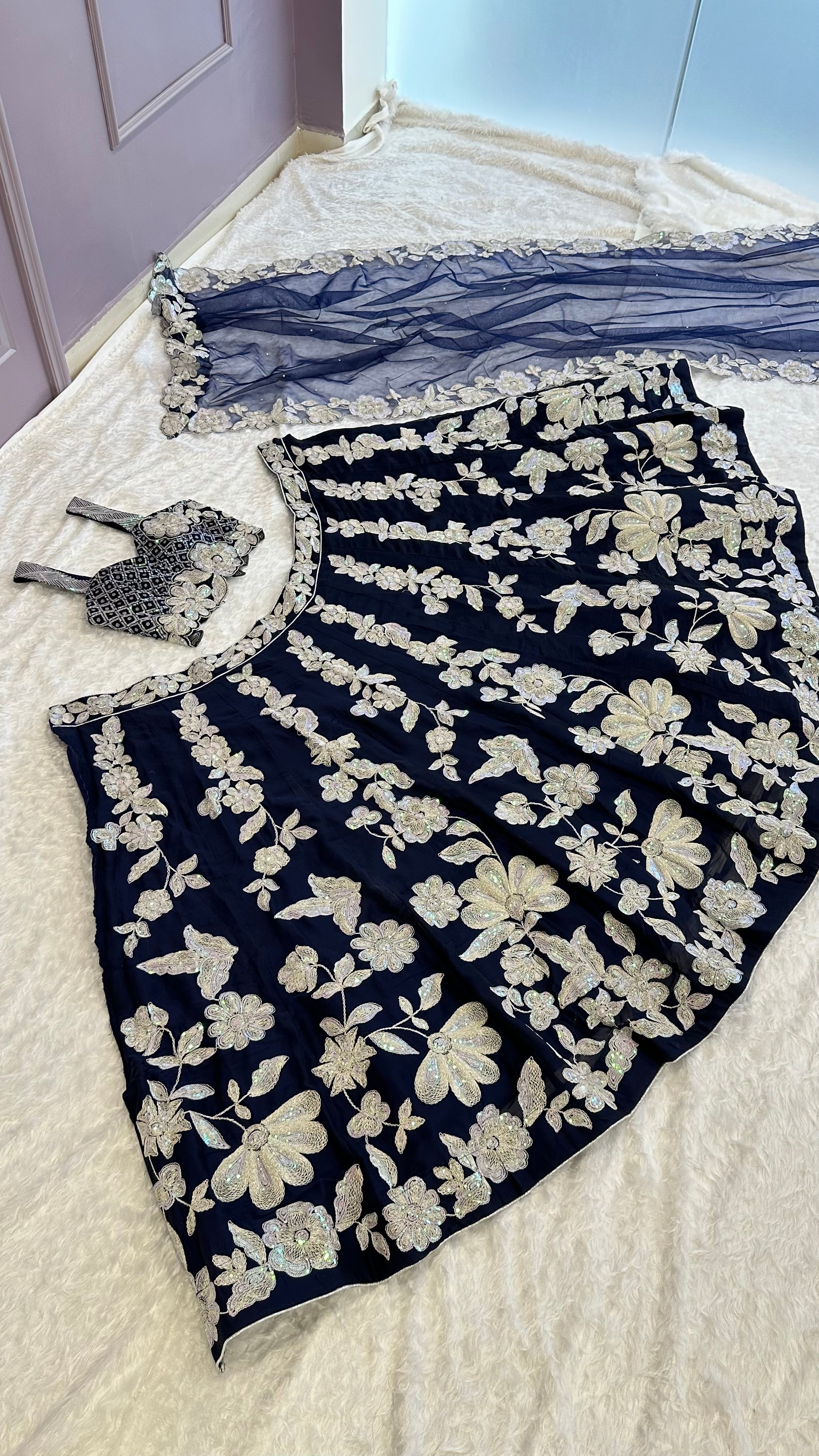 पार्टी वियर डिज़ाइनर लहंगा चोली सीक्वेंस और डोरी वर्क के साथ