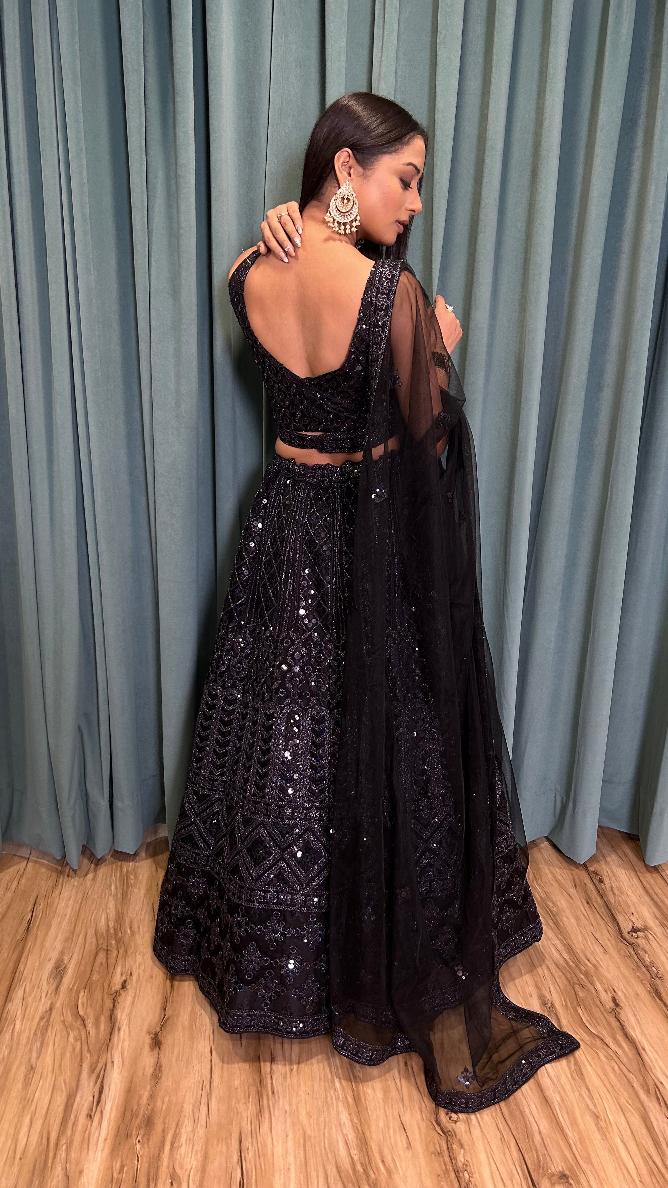 डोरी और सीक्वेंस वर्क के साथ पार्टी वियर डिज़ाइनर लहंगा चोली