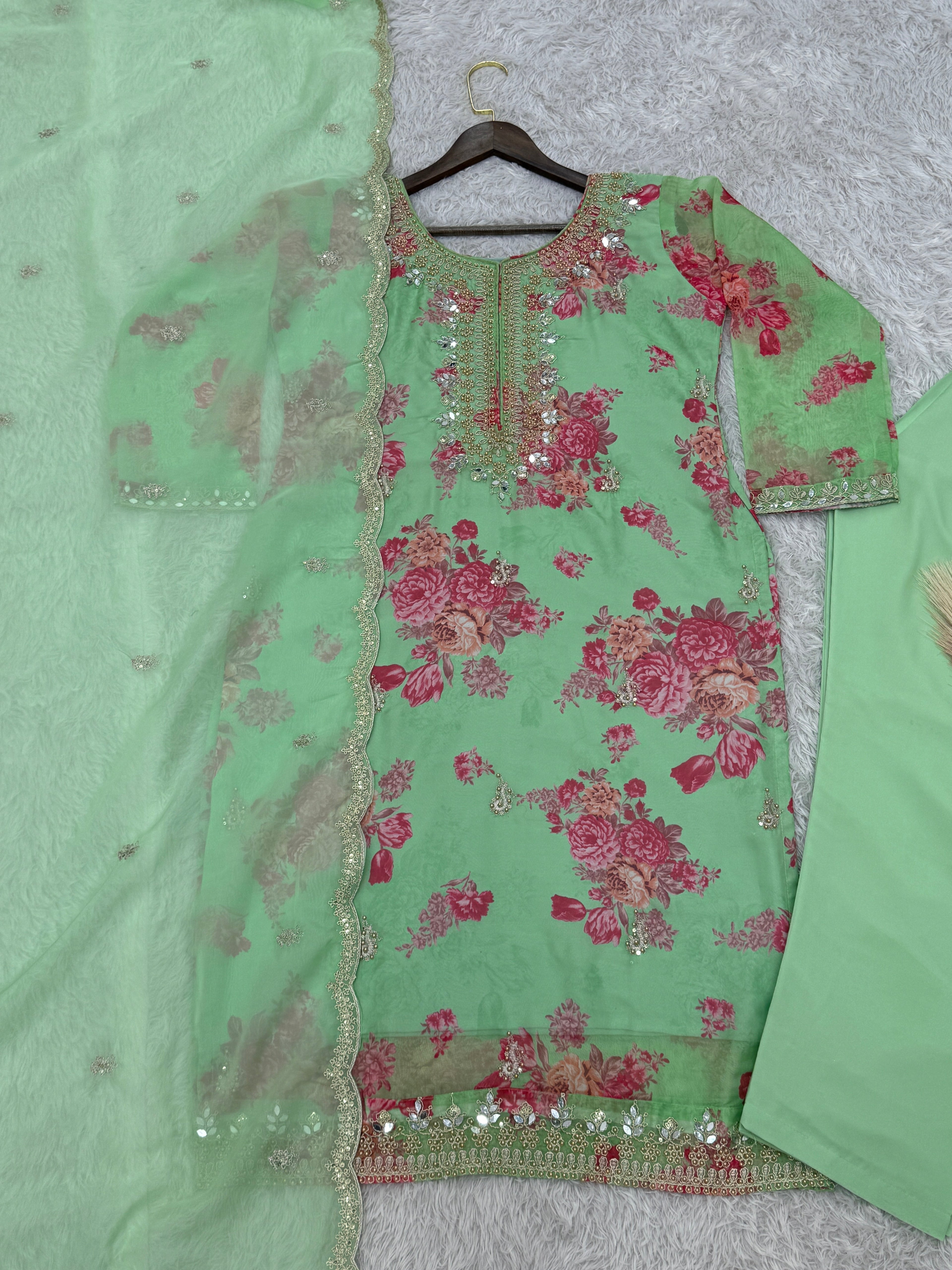 कढ़ाई कोडिंग डोरी-सीक्वेंस वर्क के साथ फैंसी टॉप-बॉटम और दुपट्टा