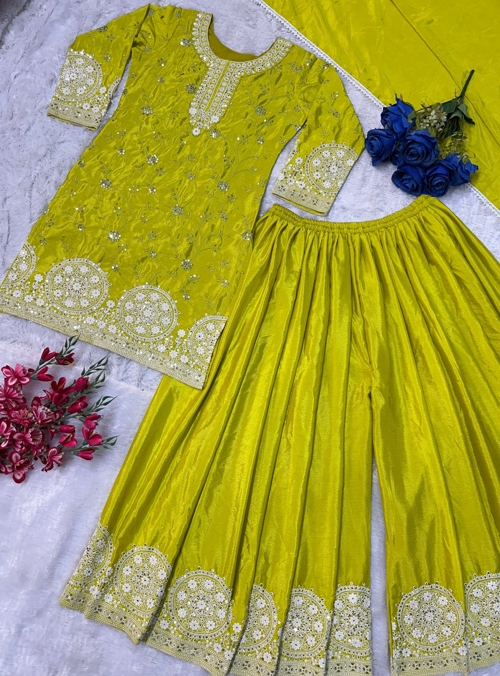 पार्टी वियर खूबसूरत टॉप प्लाज़ो दुपट्टे के साथ