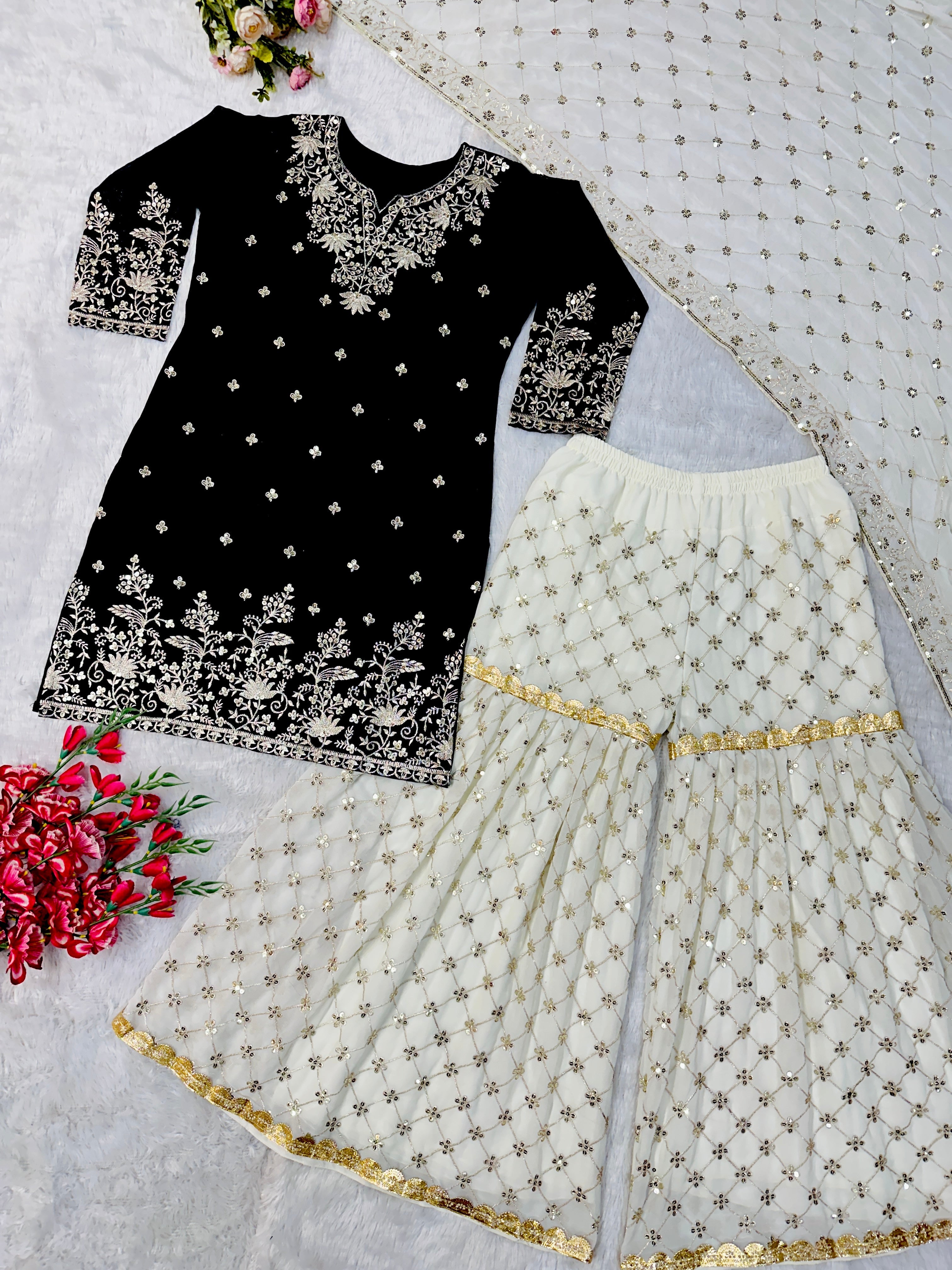 भारी कढ़ाई के काम के साथ डिज़ाइनर पार्टी वियर सूट सेट