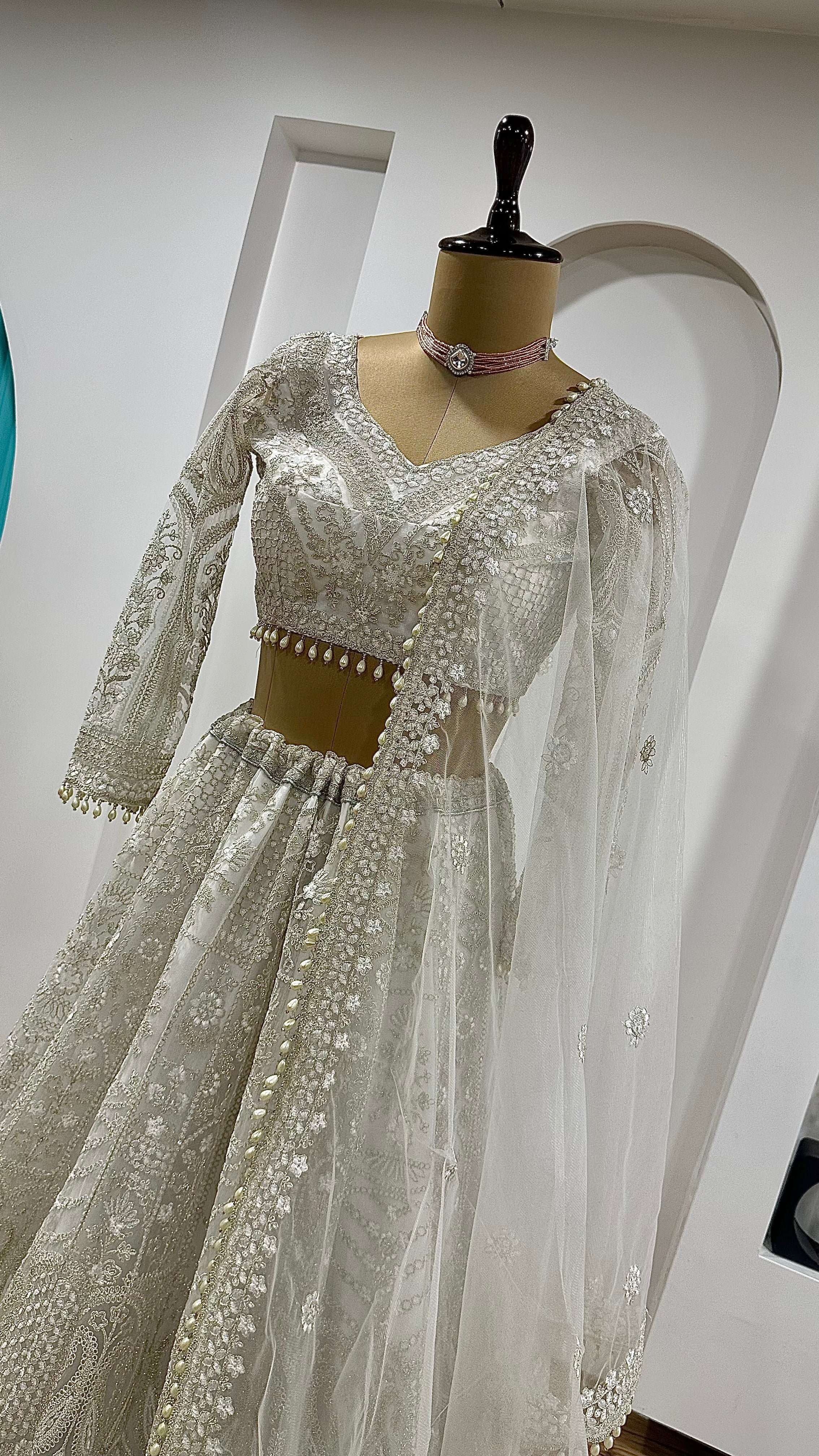 थ्रेड वर्क के साथ पार्टी वियर लहंगा चोली