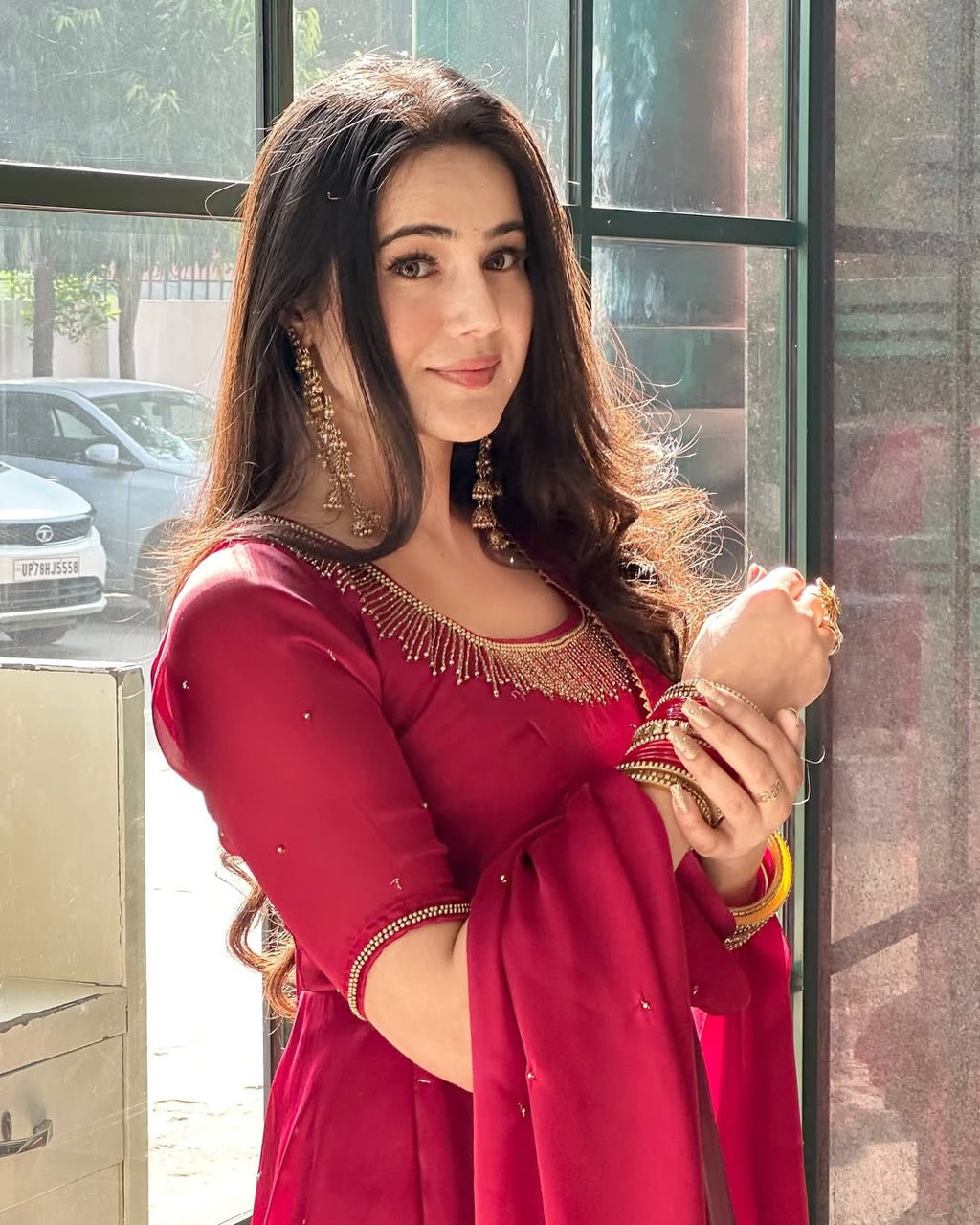 पार्टी वियर डिज़ाइनर अनारकली गाउन-पेंट और दुपट्टा विद वैल मोती वर्क