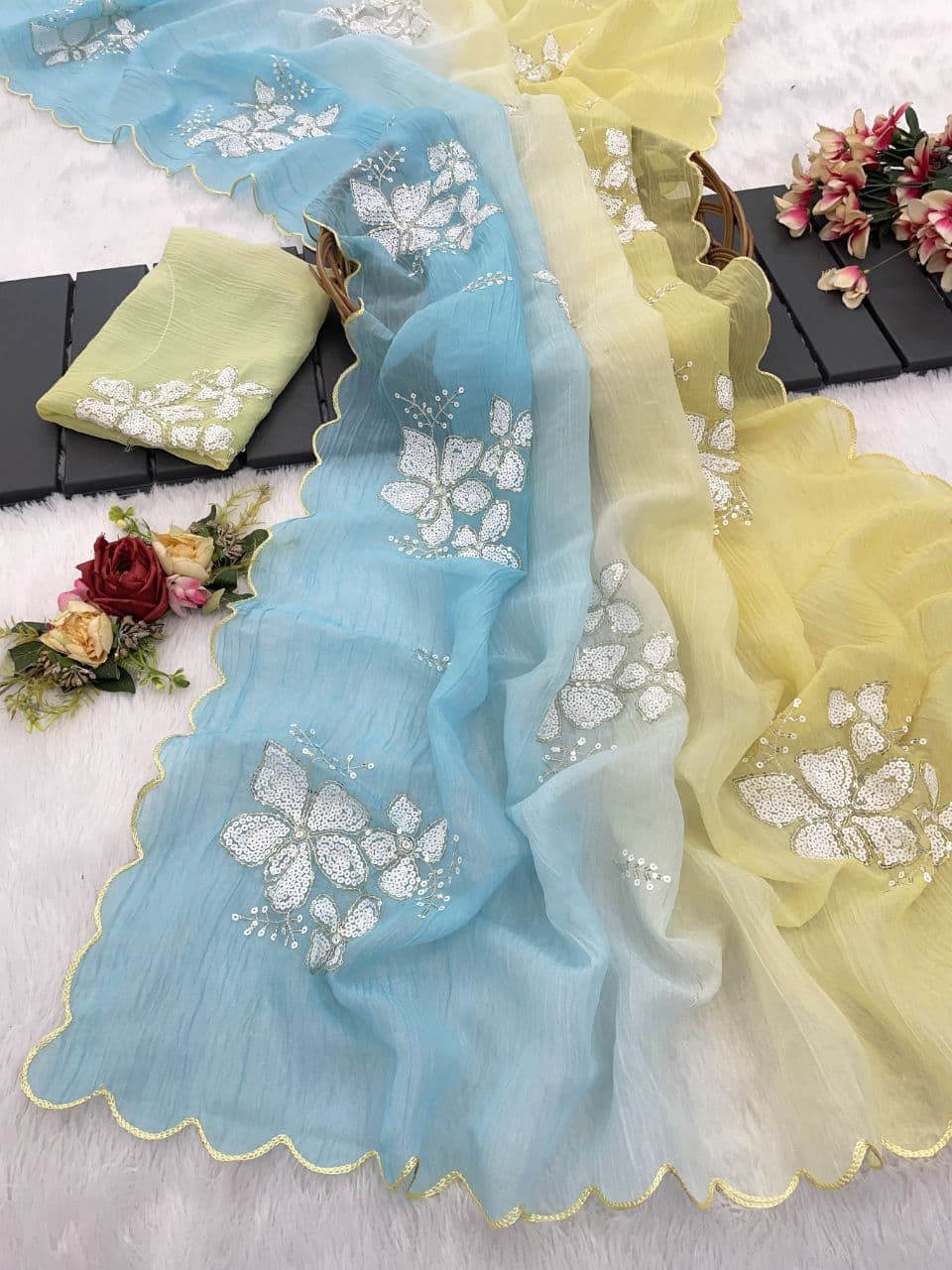 सीक्वेंस कढ़ाई वर्क वाली डिज़ाइनर साड़ी