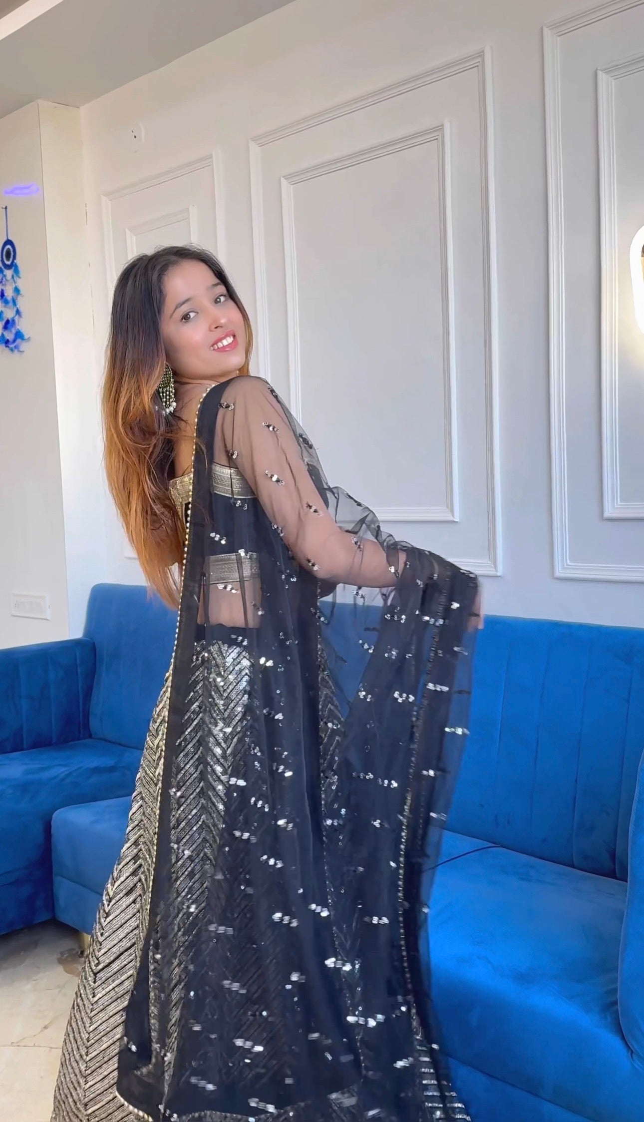 पार्टी वियर डिज़ाइनर लहंगा चोली सीक्वेंस और ज़री वर्क के साथ