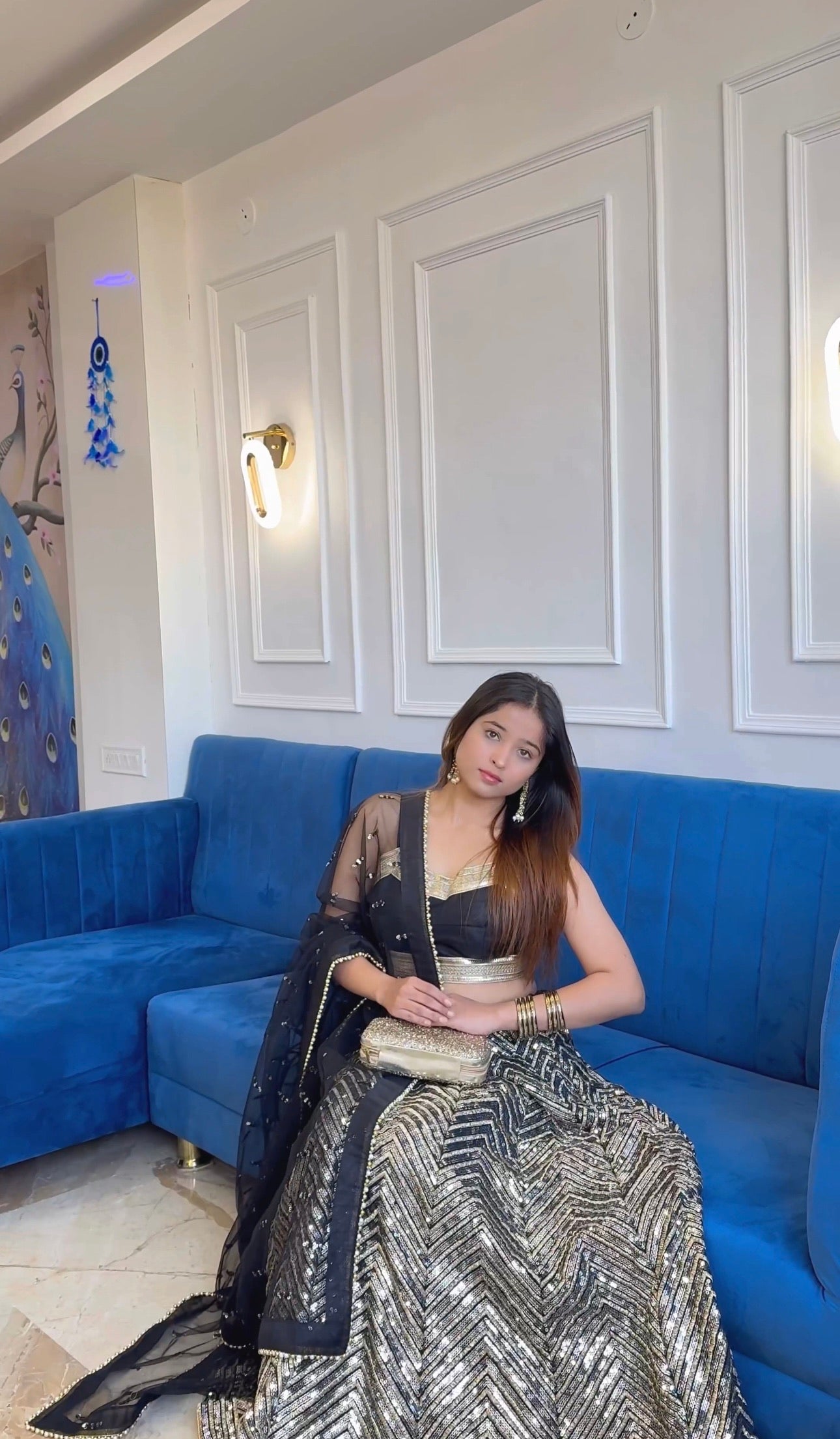 पार्टी वियर डिज़ाइनर लहंगा चोली सीक्वेंस और ज़री वर्क के साथ