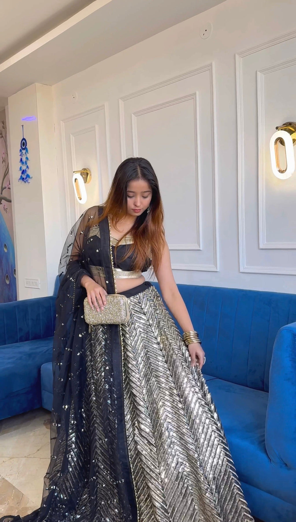 पार्टी वियर डिज़ाइनर लहंगा चोली सीक्वेंस और ज़री वर्क के साथ