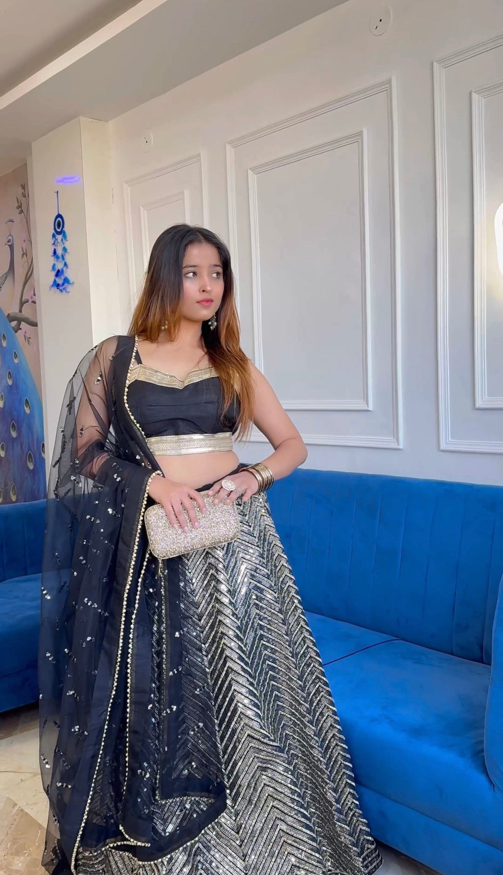 पार्टी वियर डिज़ाइनर लहंगा चोली सीक्वेंस और ज़री वर्क के साथ