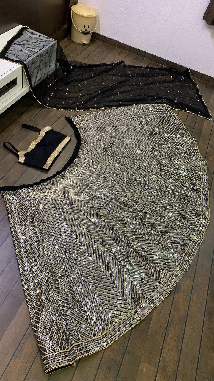 पार्टी वियर डिज़ाइनर लहंगा चोली सीक्वेंस और ज़री वर्क के साथ