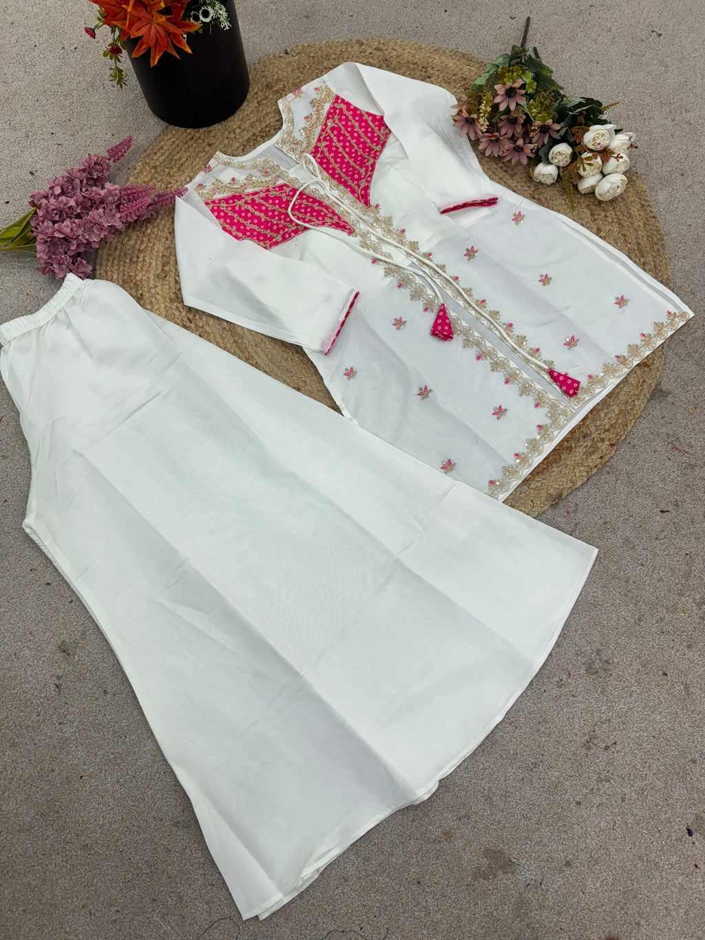 कढ़ाई कोडिंग अनुक्रम कार्य के साथ पार्टी वियर लुक टॉप और बॉटम