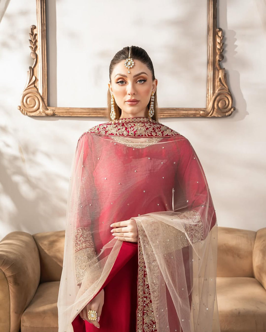 कढ़ाई कोडिंग अनुक्रम कार्य के साथ पार्टी वियर सूट सेट