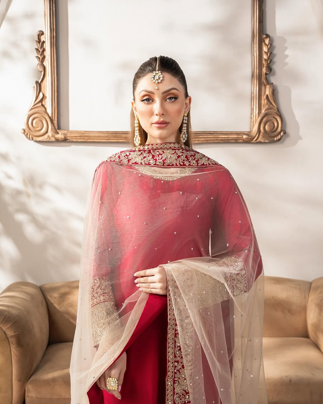 कढ़ाई कोडिंग अनुक्रम कार्य के साथ पार्टी वियर सूट सेट