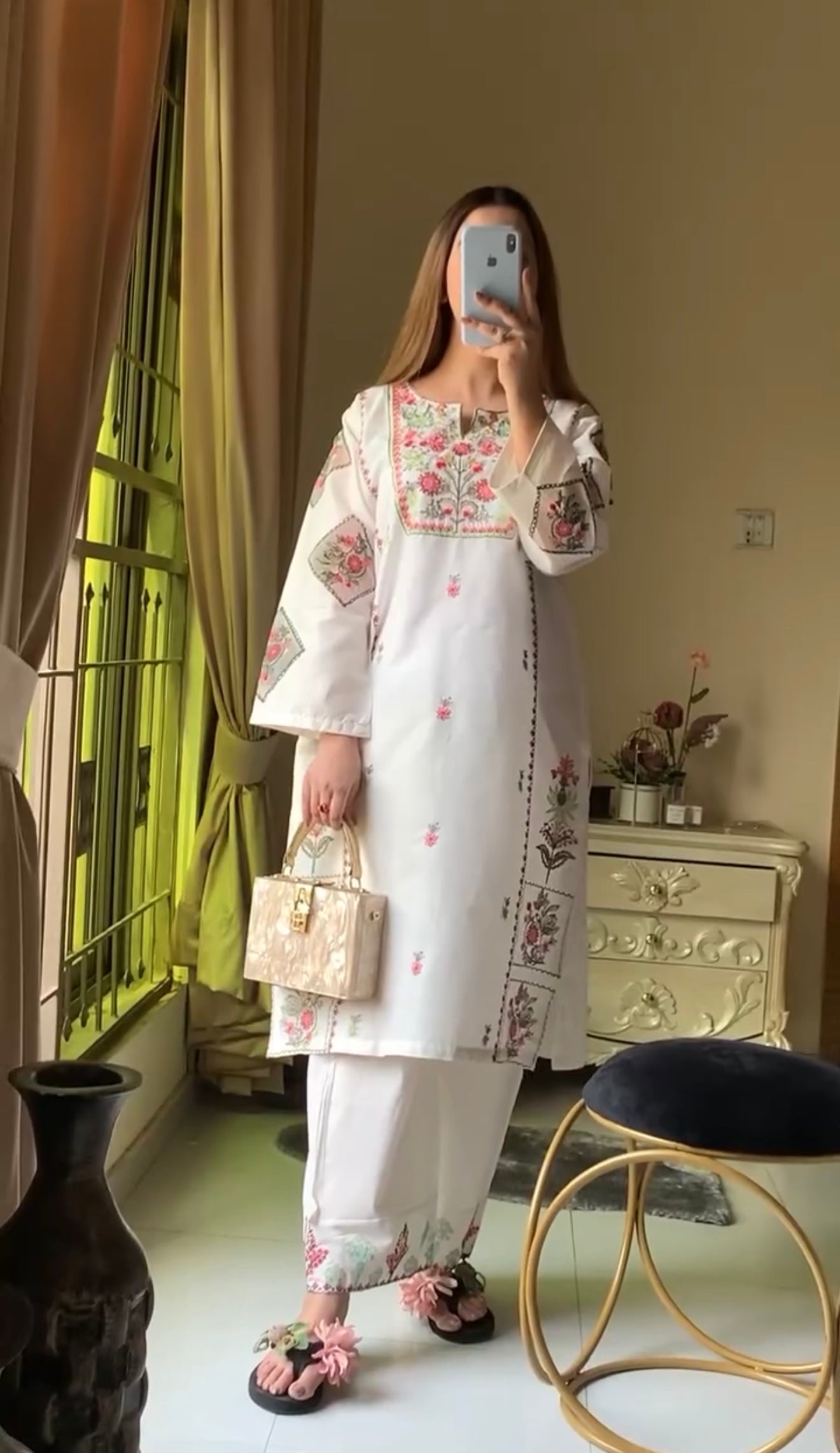 खूबसूरत प्लाज़ो के साथ डिज़ाइनर पार्टी वियर लुक टॉप