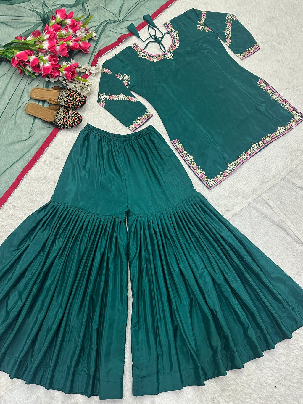 भारी कढ़ाई के काम के साथ पार्टी वियर डिज़ाइनर सूट सेट