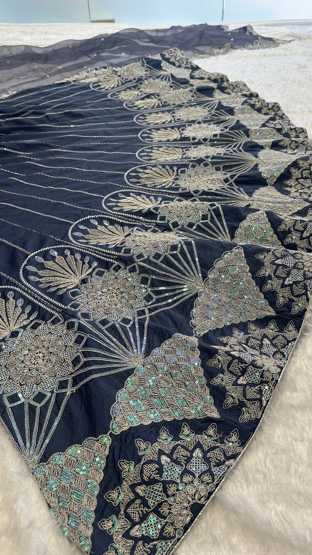 पार्टी वियर डिज़ाइनर लहंगा चोली रेनबो सीक्वेंस, थ्रेड और डोरी वर्क के साथ