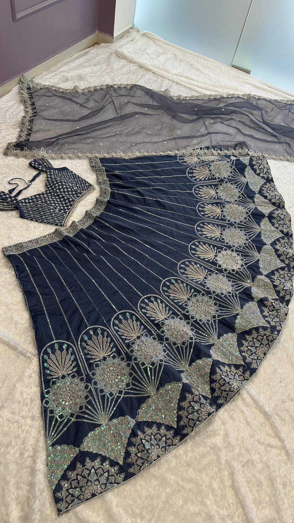 पार्टी वियर डिज़ाइनर लहंगा चोली रेनबो सीक्वेंस, थ्रेड और डोरी वर्क के साथ