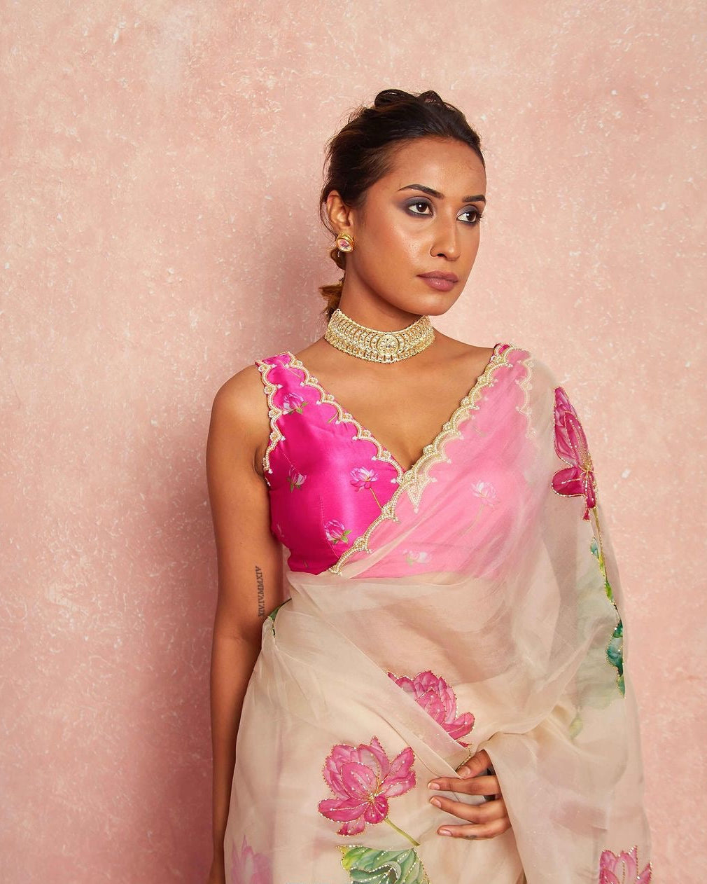 खूबसूरत फ्लोरल प्रिंट वाली पार्टी वियर डिज़ाइनर साड़ी