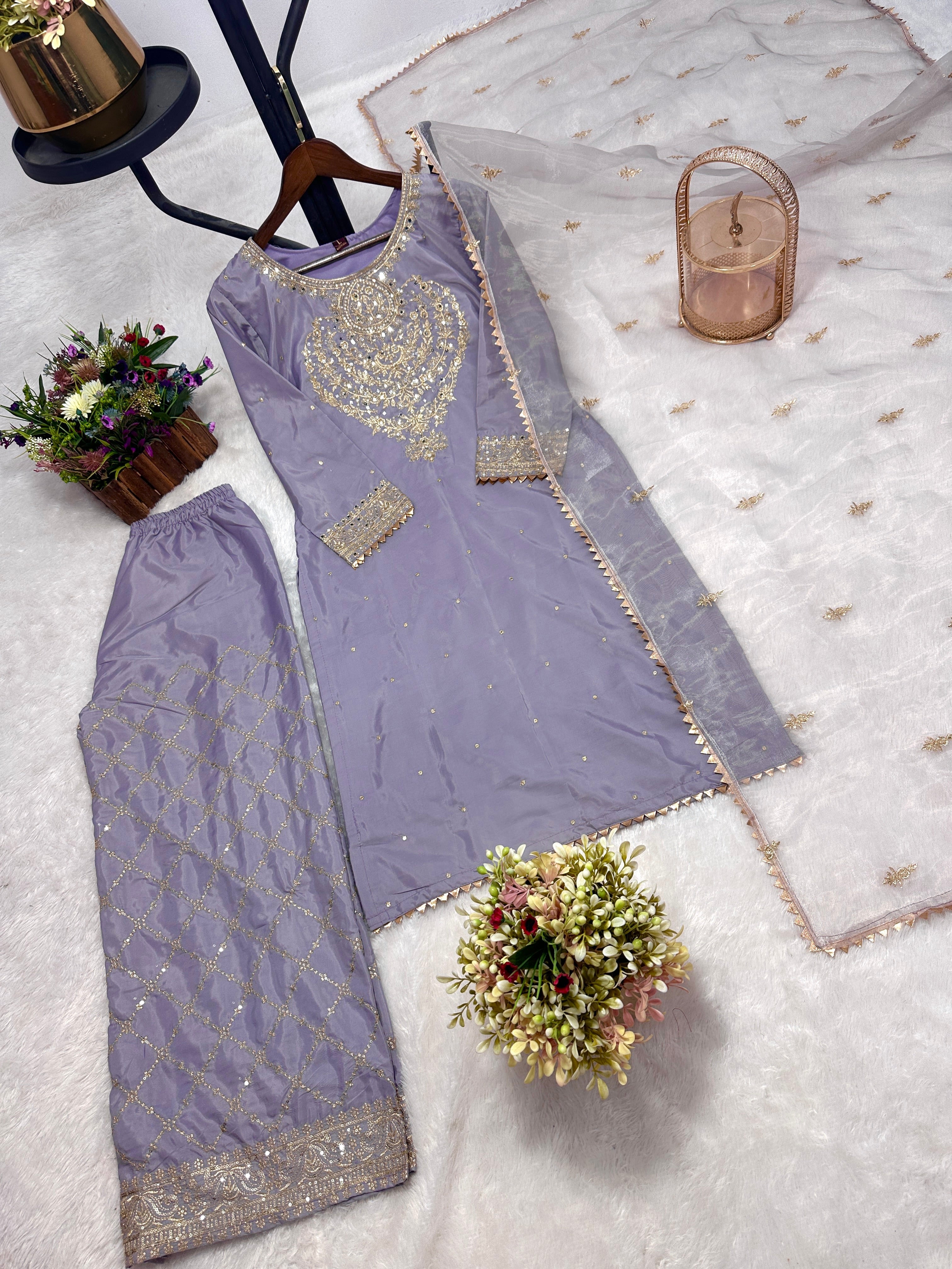 खूबसूरत लेस बॉर्डर के साथ पार्टी वियर डिज़ाइनर सूट सेट