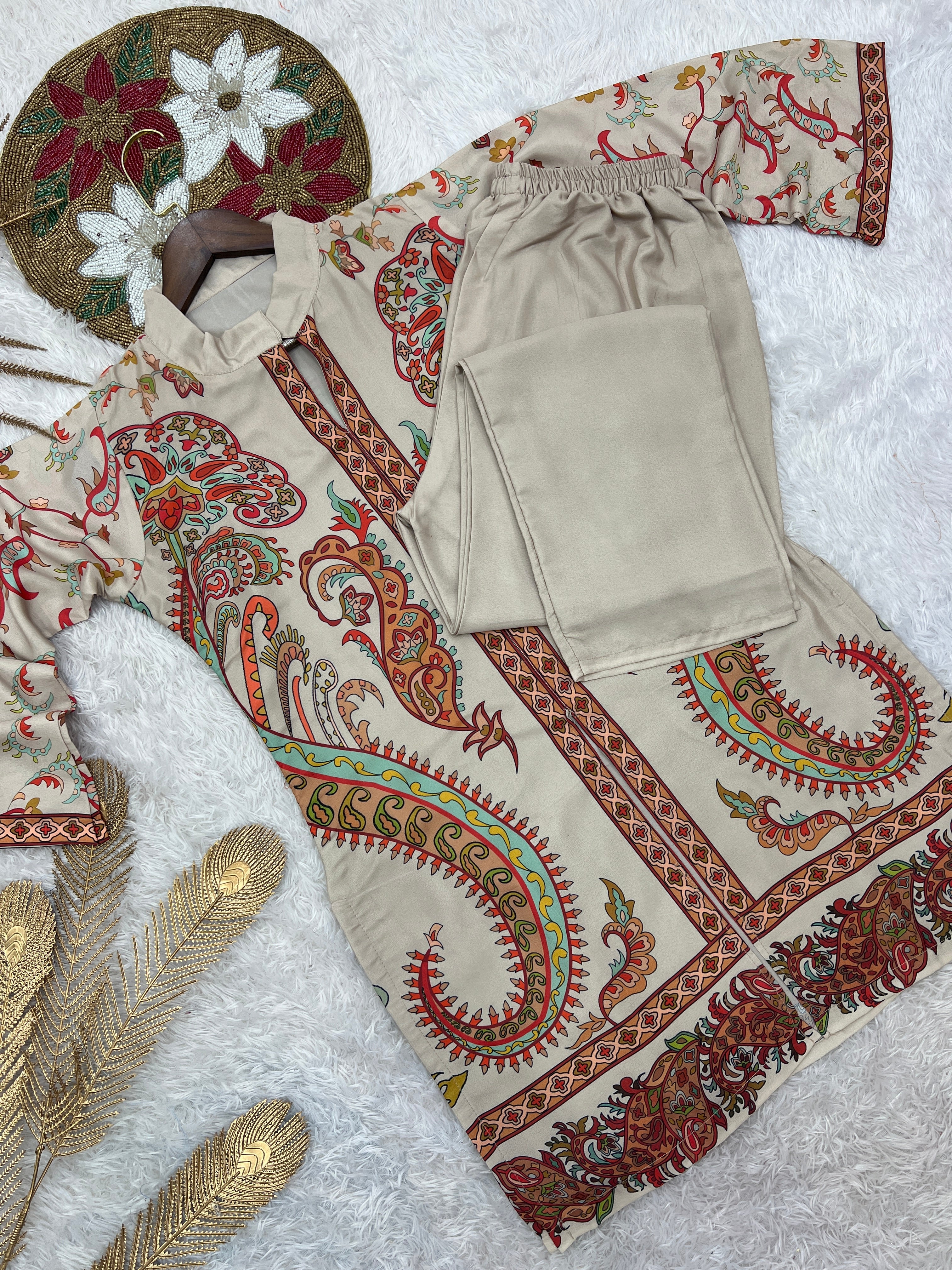 पार्टी वियर सुंदर डिजिटल प्रिंट के साथ सुंदर को-ऑर्ड सेट