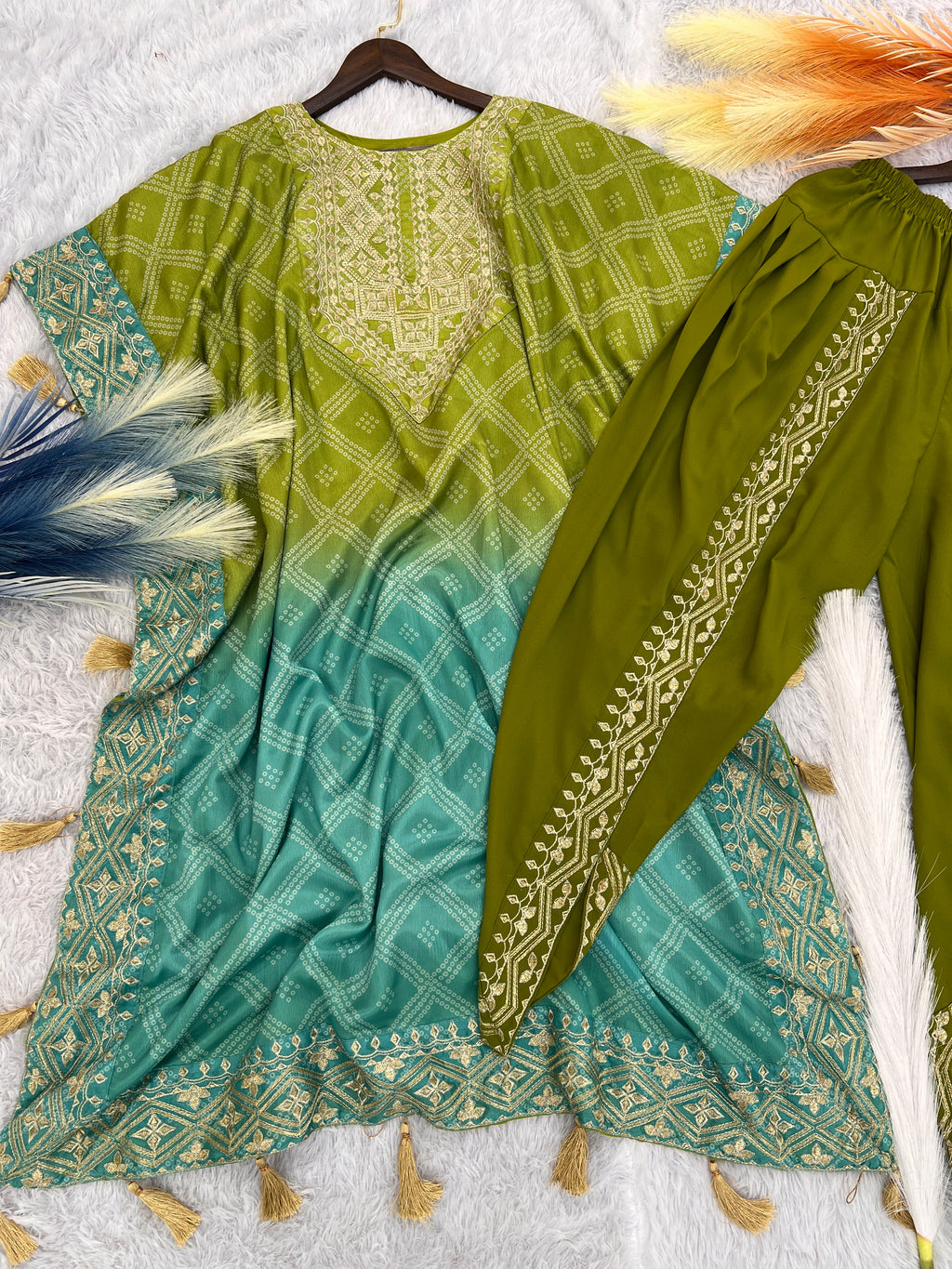 पार्टी वियर सुंदर प्रिंटेड कफ्तान धोती सेट के साथ