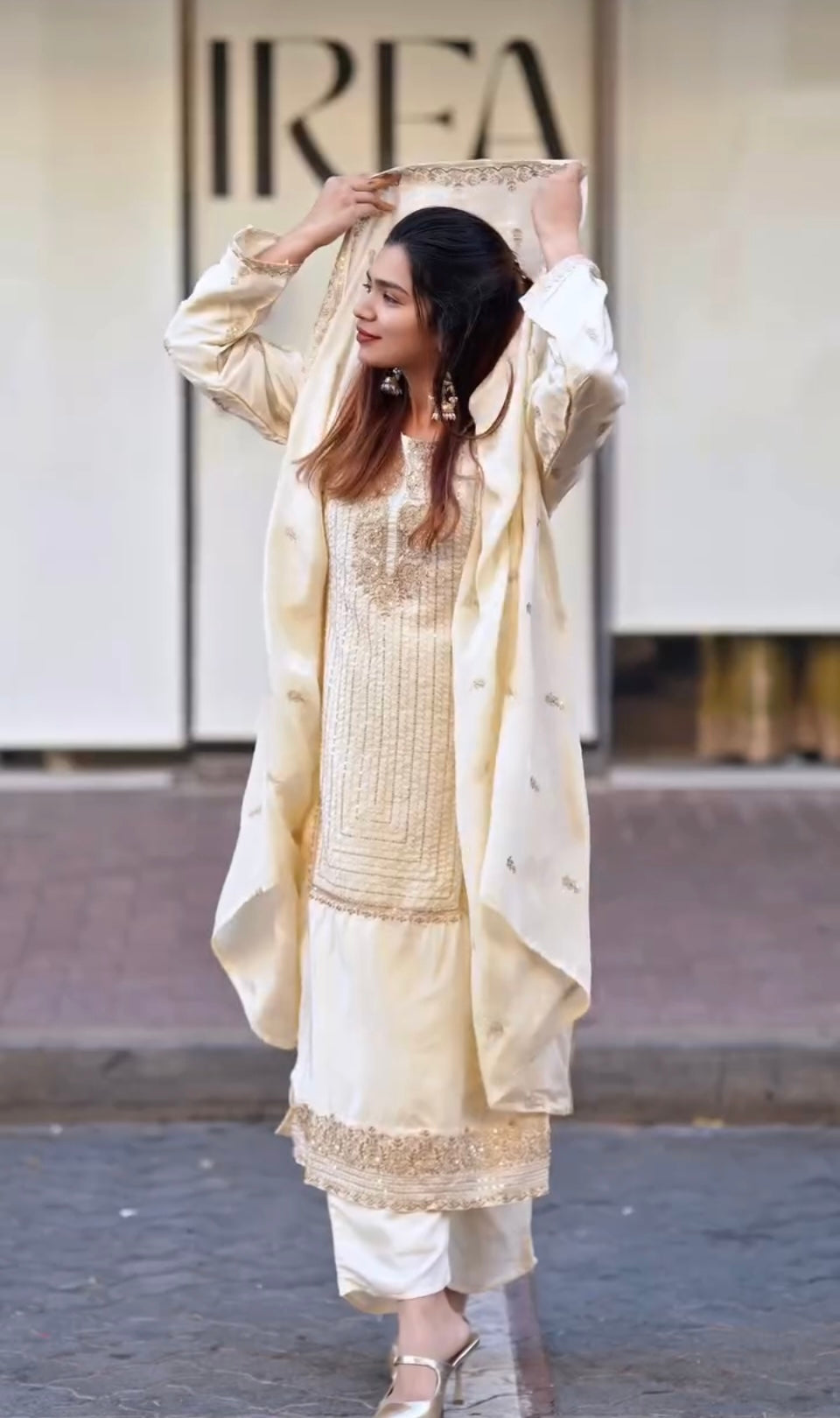 सुंदर दुपट्टे के साथ डिज़ाइनर पार्टी वियर टॉप और बॉटम