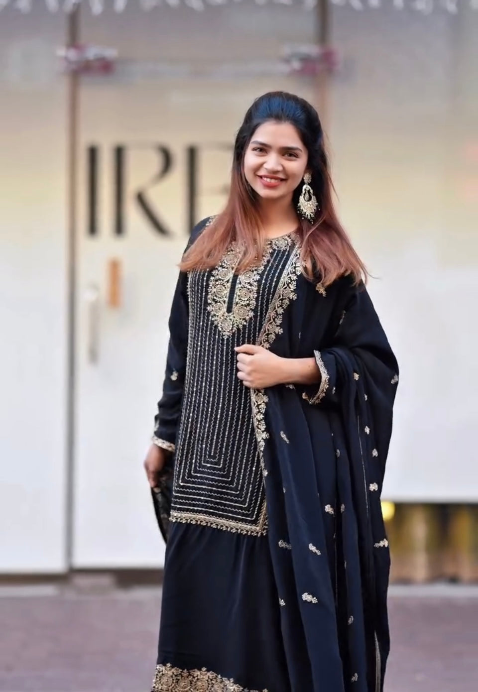 सुंदर दुपट्टे के साथ डिज़ाइनर पार्टी वियर टॉप और बॉटम