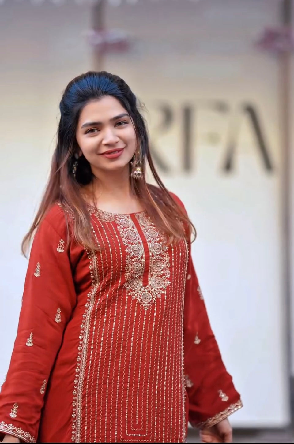 सुंदर दुपट्टे के साथ डिज़ाइनर पार्टी वियर टॉप और बॉटम