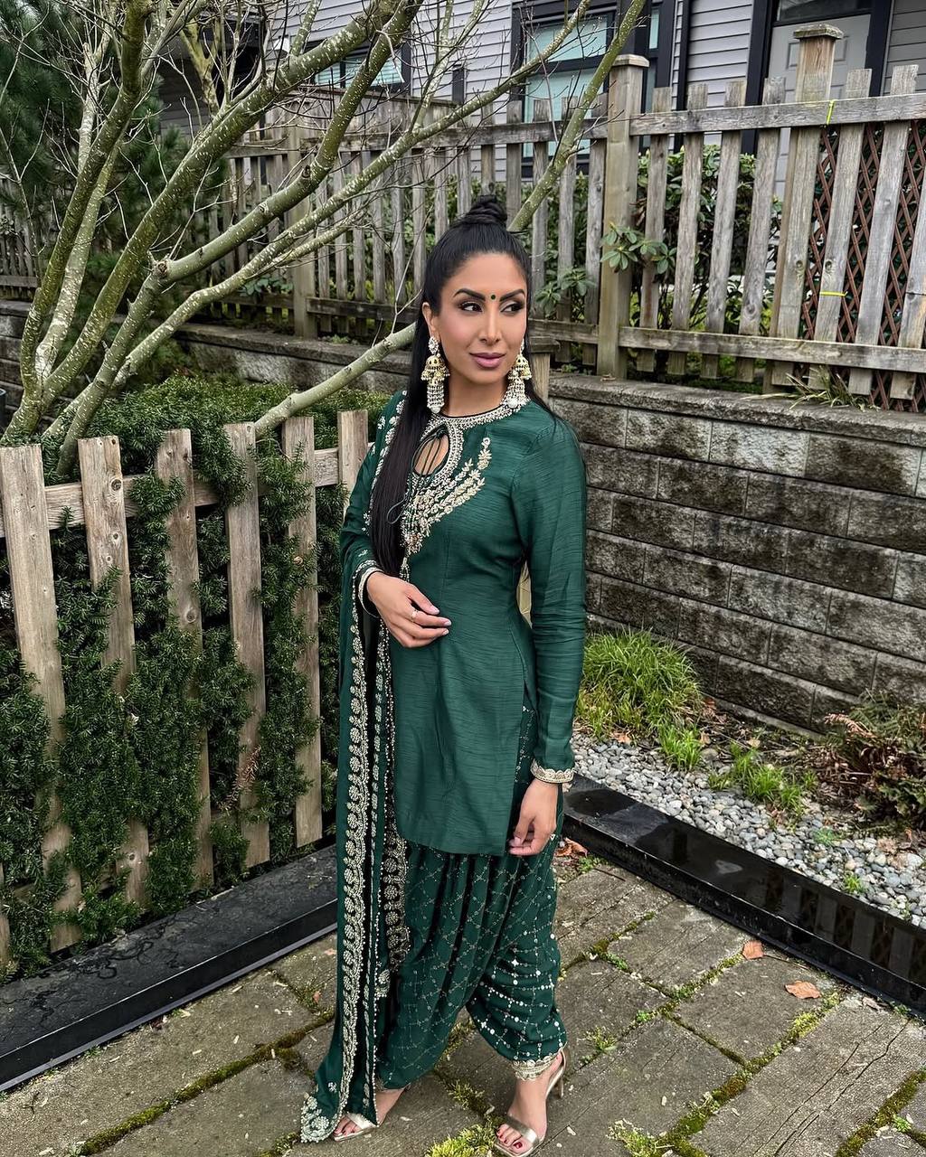 पार्टी वियर डिज़ाइनर टॉप और धोती फैंसी दुपट्टे के साथ