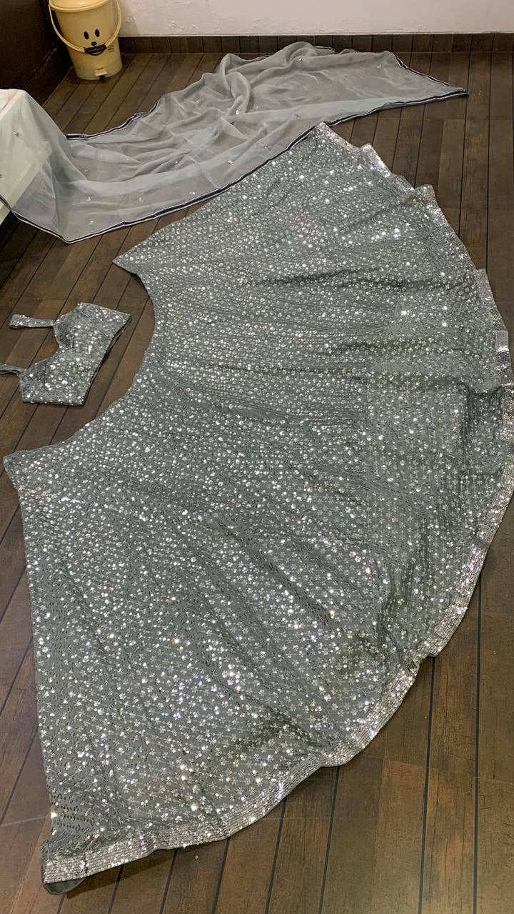 सीक्वेंस वर्क के साथ डिज़ाइनर पार्टी वियर लहंगा चोली