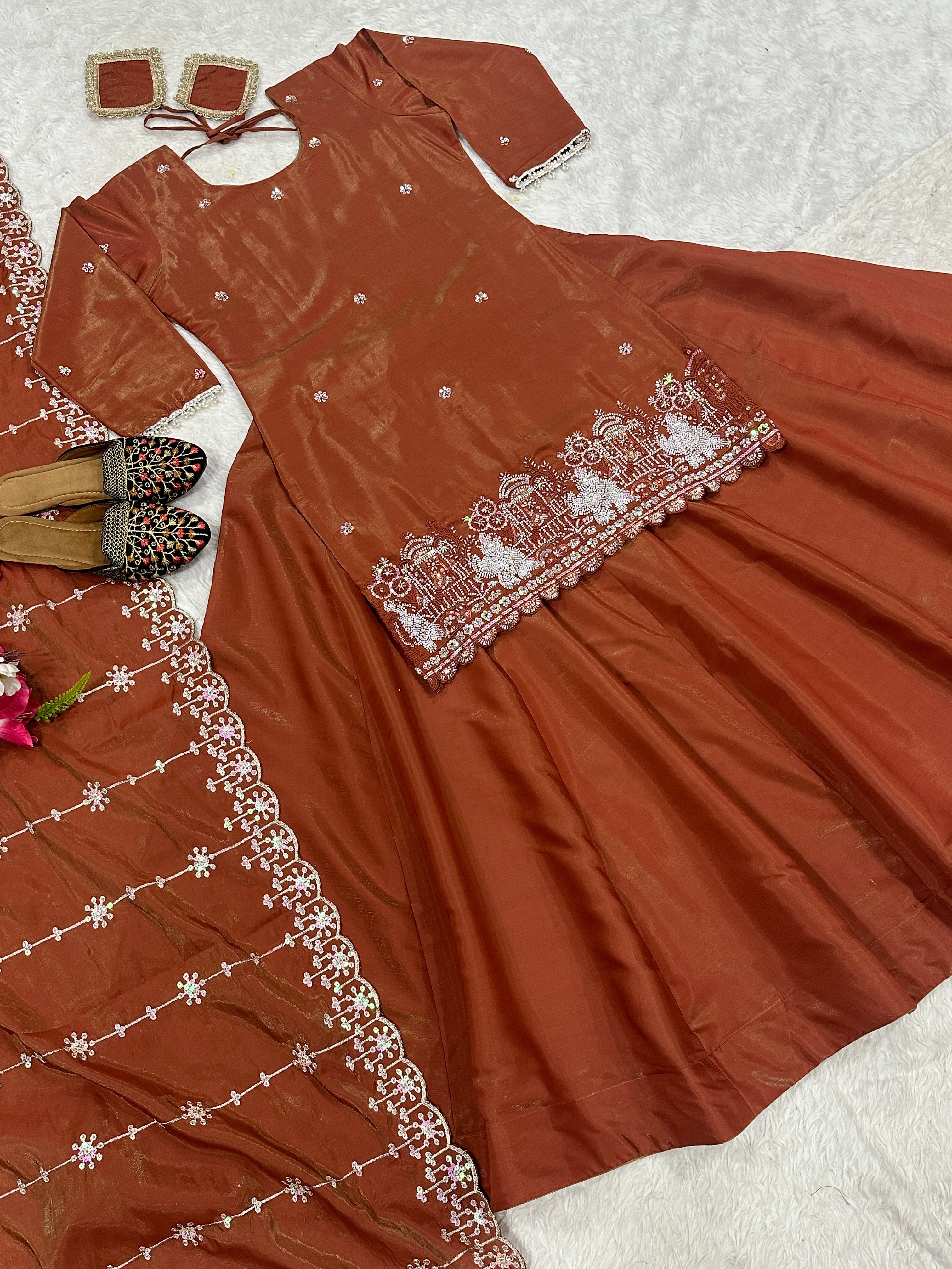मल्टी नीडल एम्ब्रॉयडरी वर्क के साथ डिज़ाइनर पार्टी वियर टॉप लहंगा